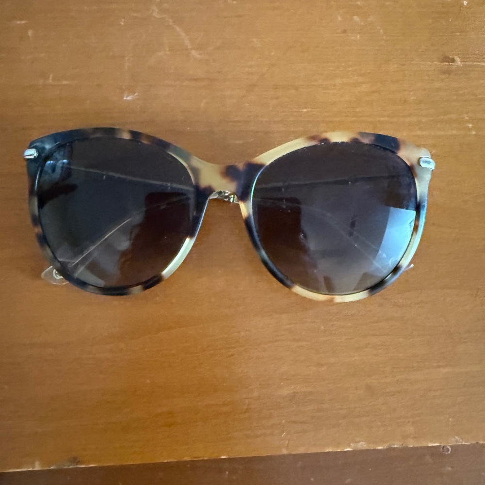 Tortoise Shell Gucci Sunglasses, Bamboo shaped earpieces (MILD scuffs on lenses)